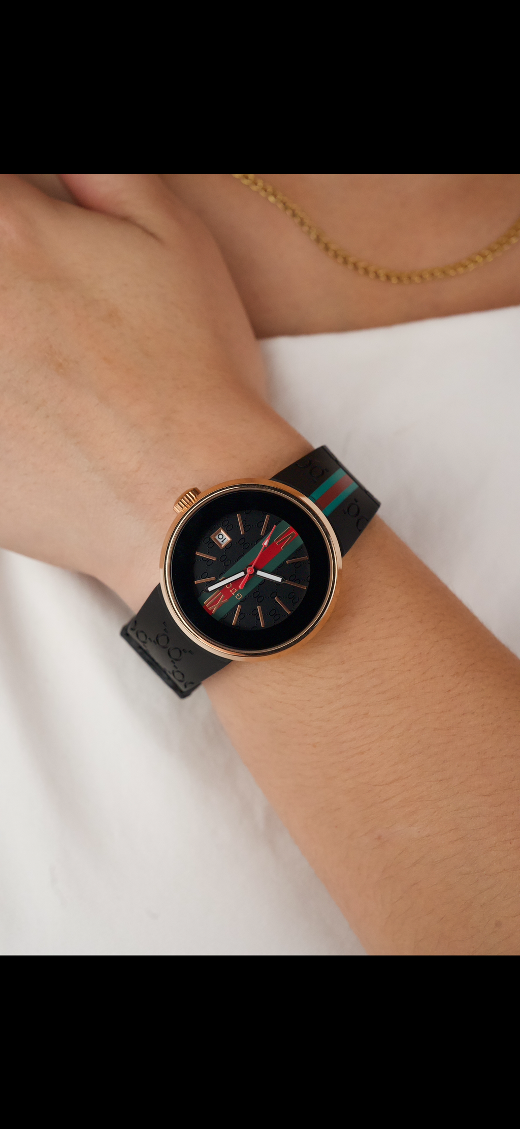 GUOU 8192 quartz watch with a black dial and silicone strap