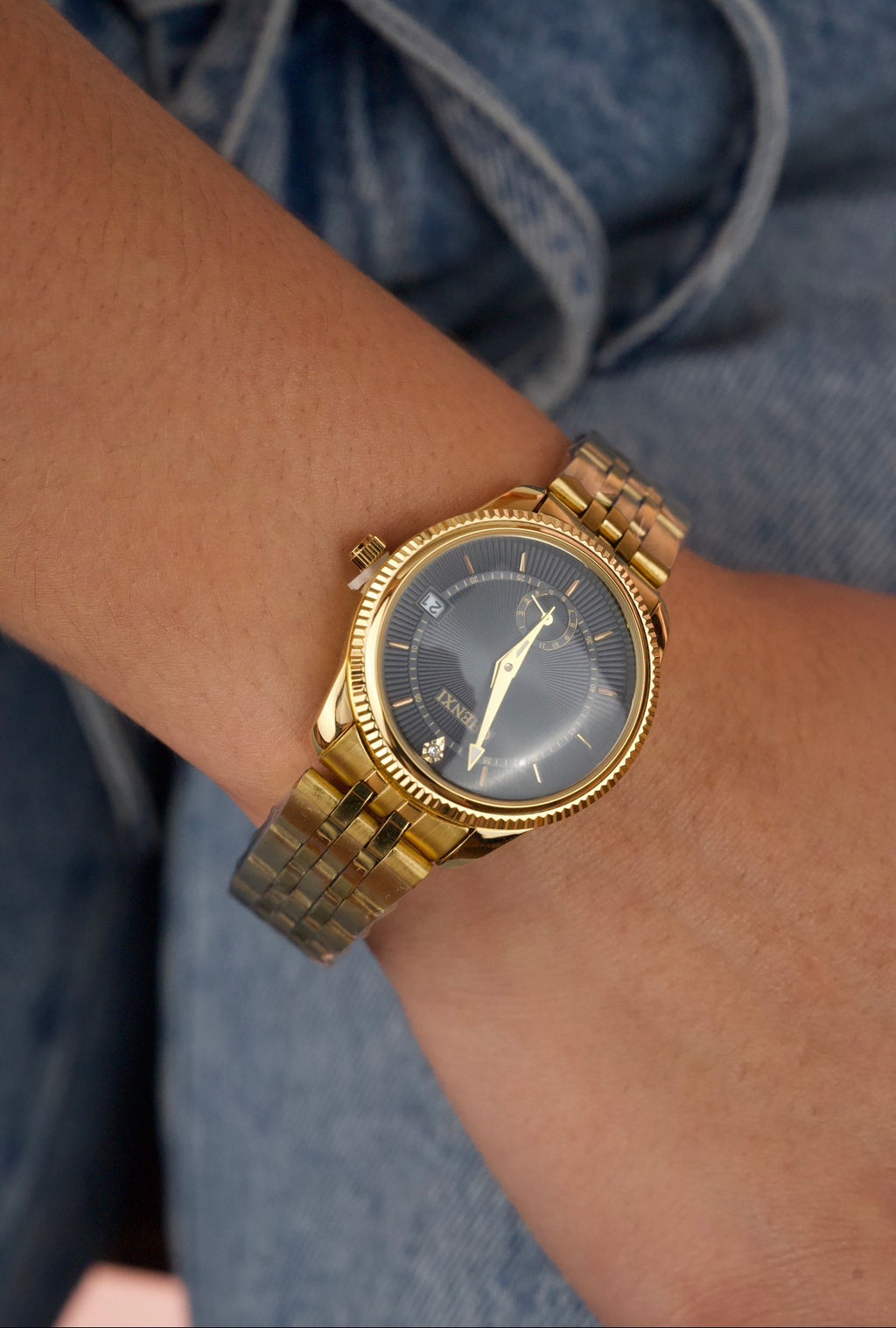 This is a gold-tone Chenxi  men's quartz watch with a black dial and date window