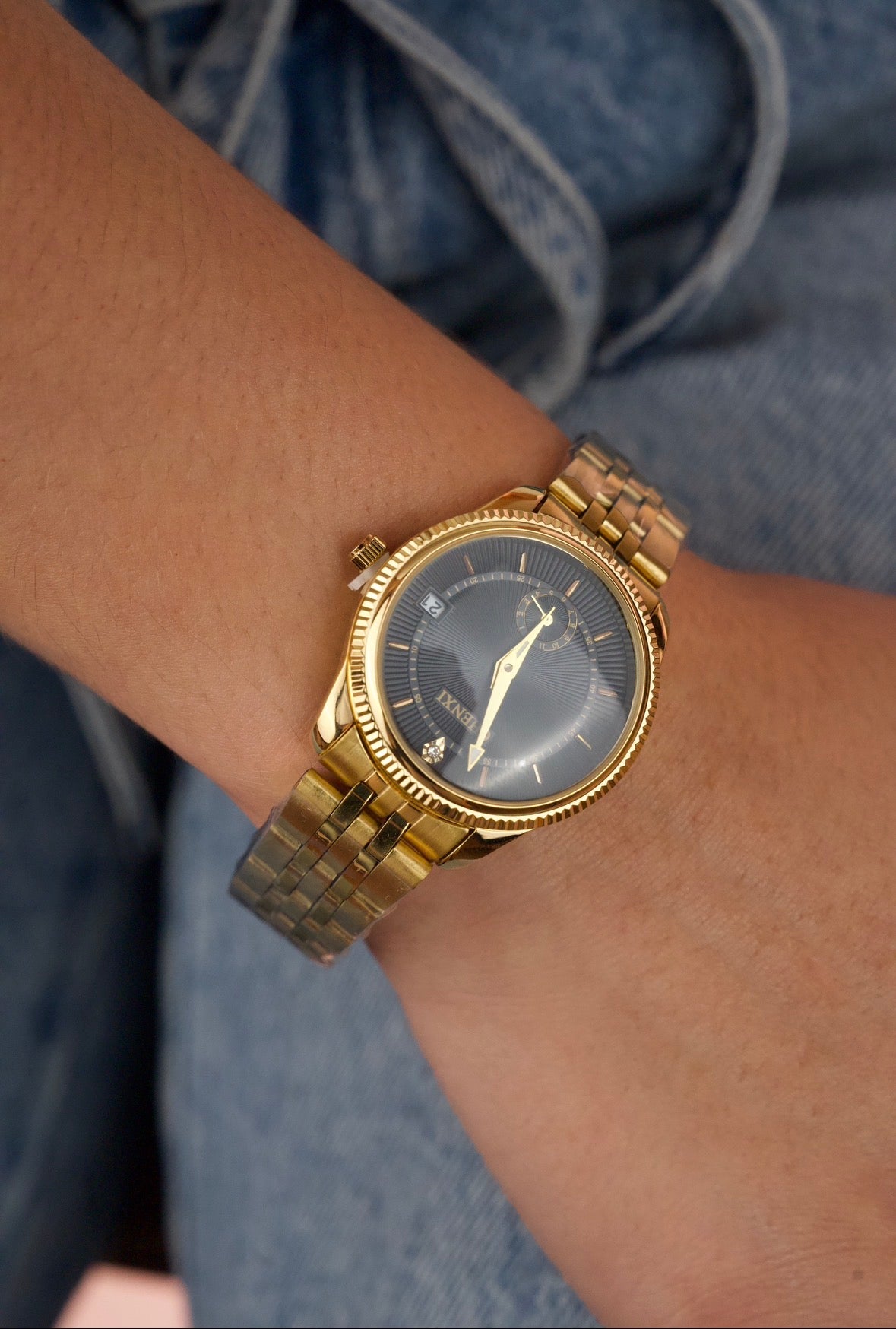 This is a gold-tone Chenxi  men's quartz watch with a black dial and date window