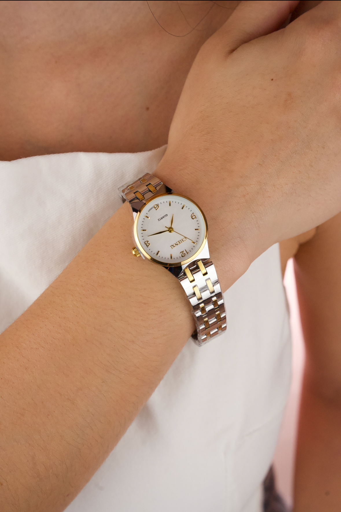 This is a CHENXI quartz watch with a white dial and a two-tone stainless steel band