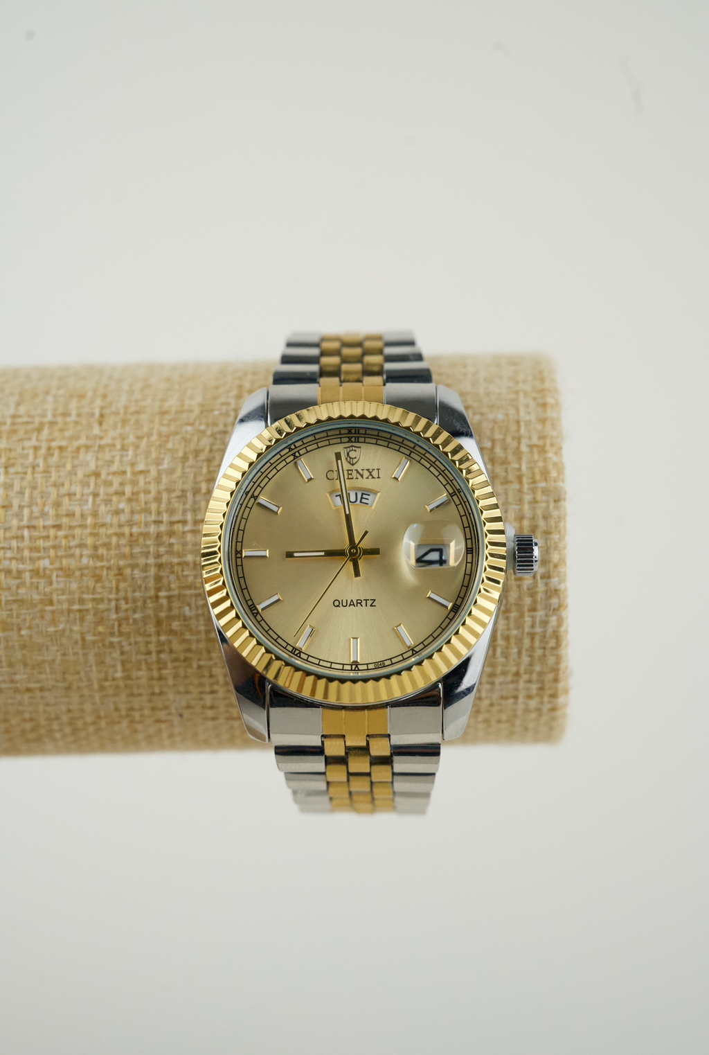 This is a CHENXI men's quartz watch with a two-tone (silver and gold) stainless steel band