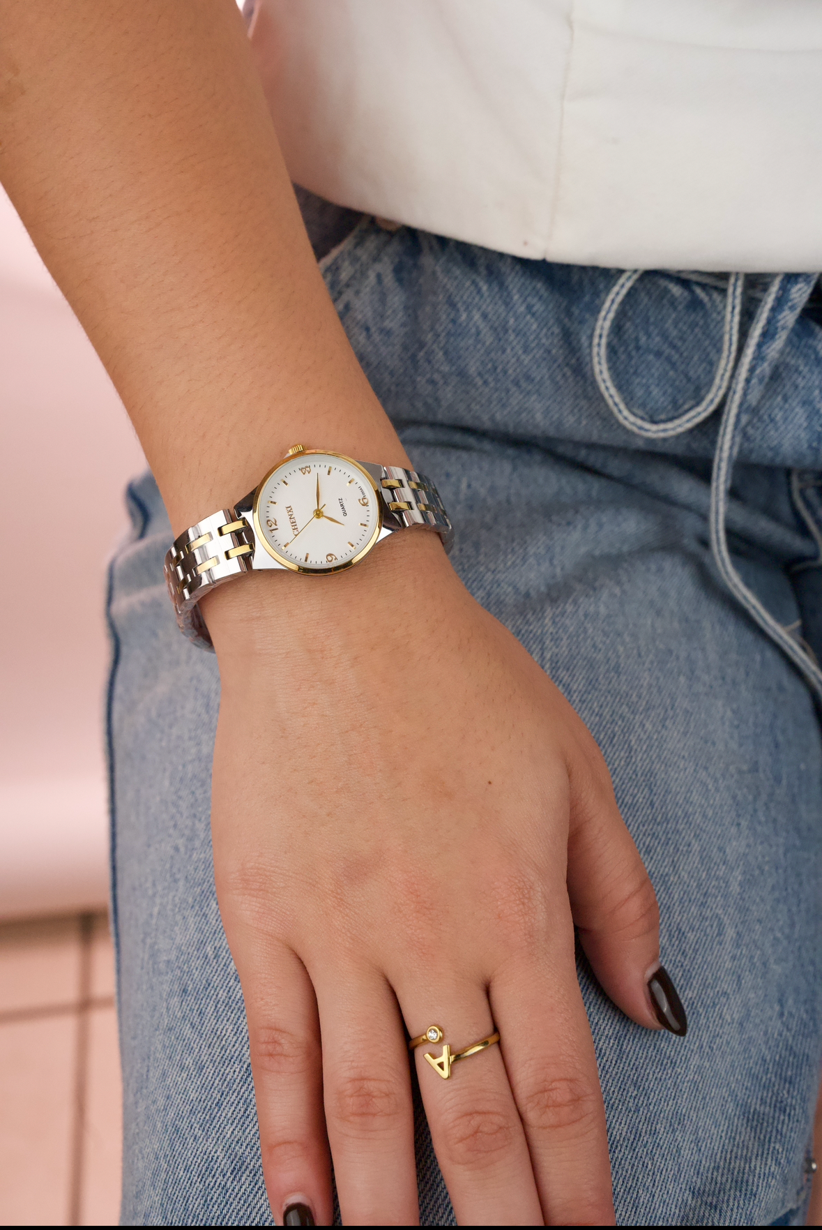 This is a CHENXI quartz watch with a white dial and a two-tone stainless steel band