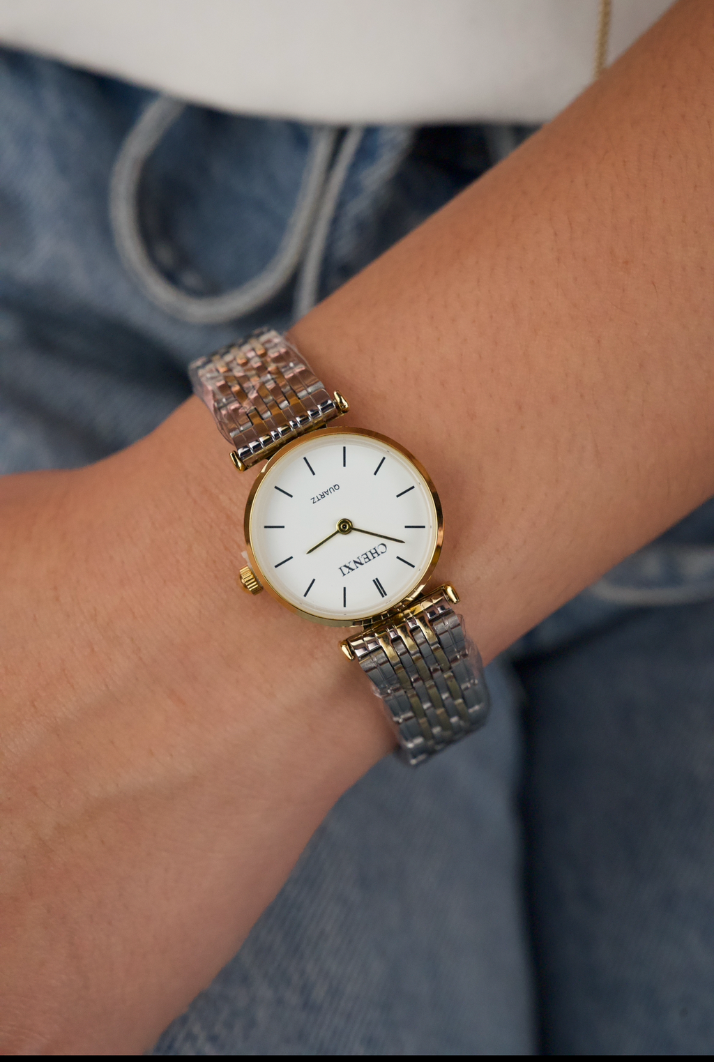 This is a CHENXI 072 quartz watch with a two-tone stainless steel strap and a white dial.