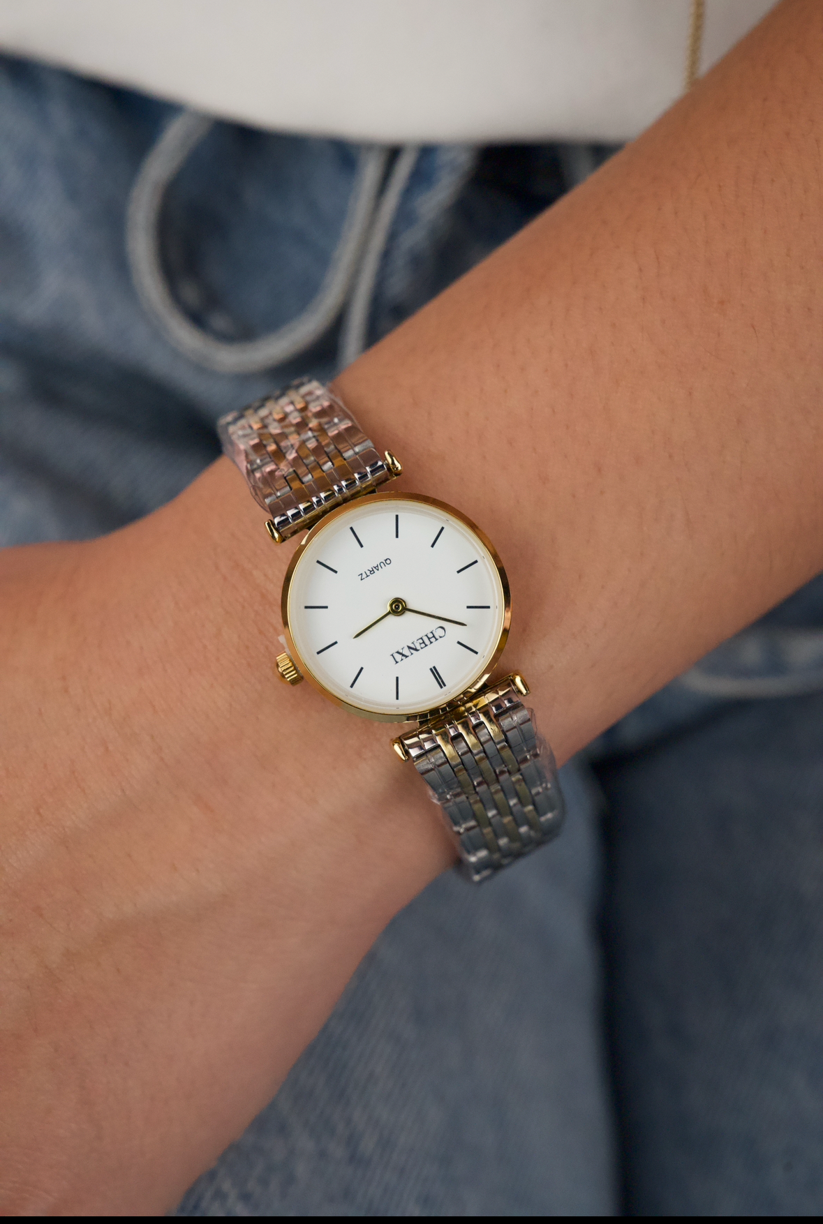 This is a CHENXI 072 quartz watch with a two-tone stainless steel strap and a white dial.