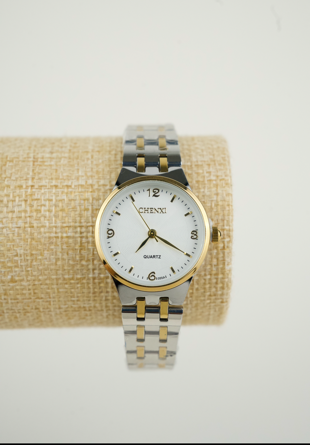This is a CHENXI quartz watch with a white dial and a two-tone stainless steel band