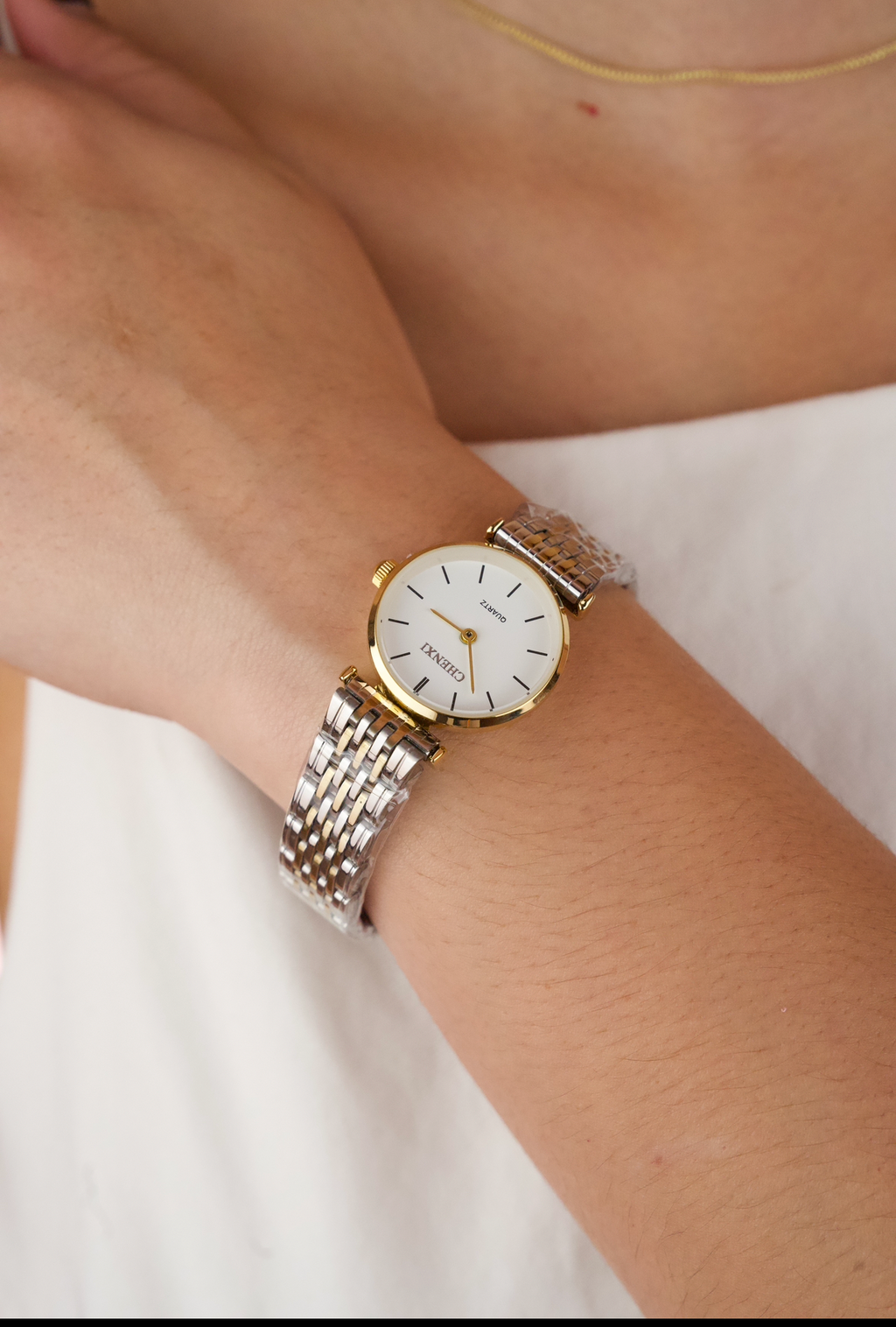 This is a CHENXI 072 quartz watch with a two-tone stainless steel strap and a white dial.